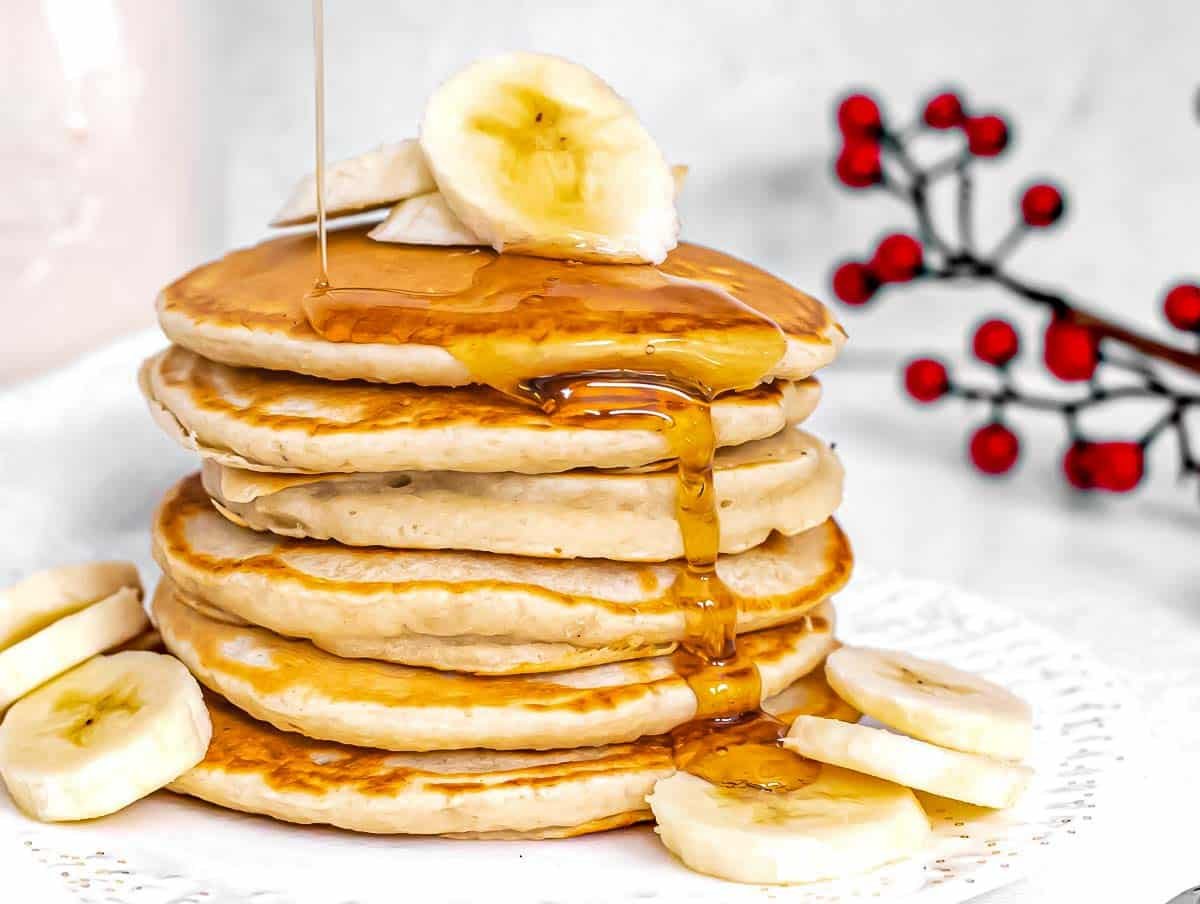 Banana pancakes with syrup.