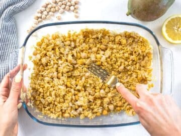 Step 2 Mashing the chickpeas with a fork.