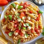 Summer-fresh-tomato-pasta-with-spaghetti-basil-garlic-and-olive-oil-in-ceramic-bowl.