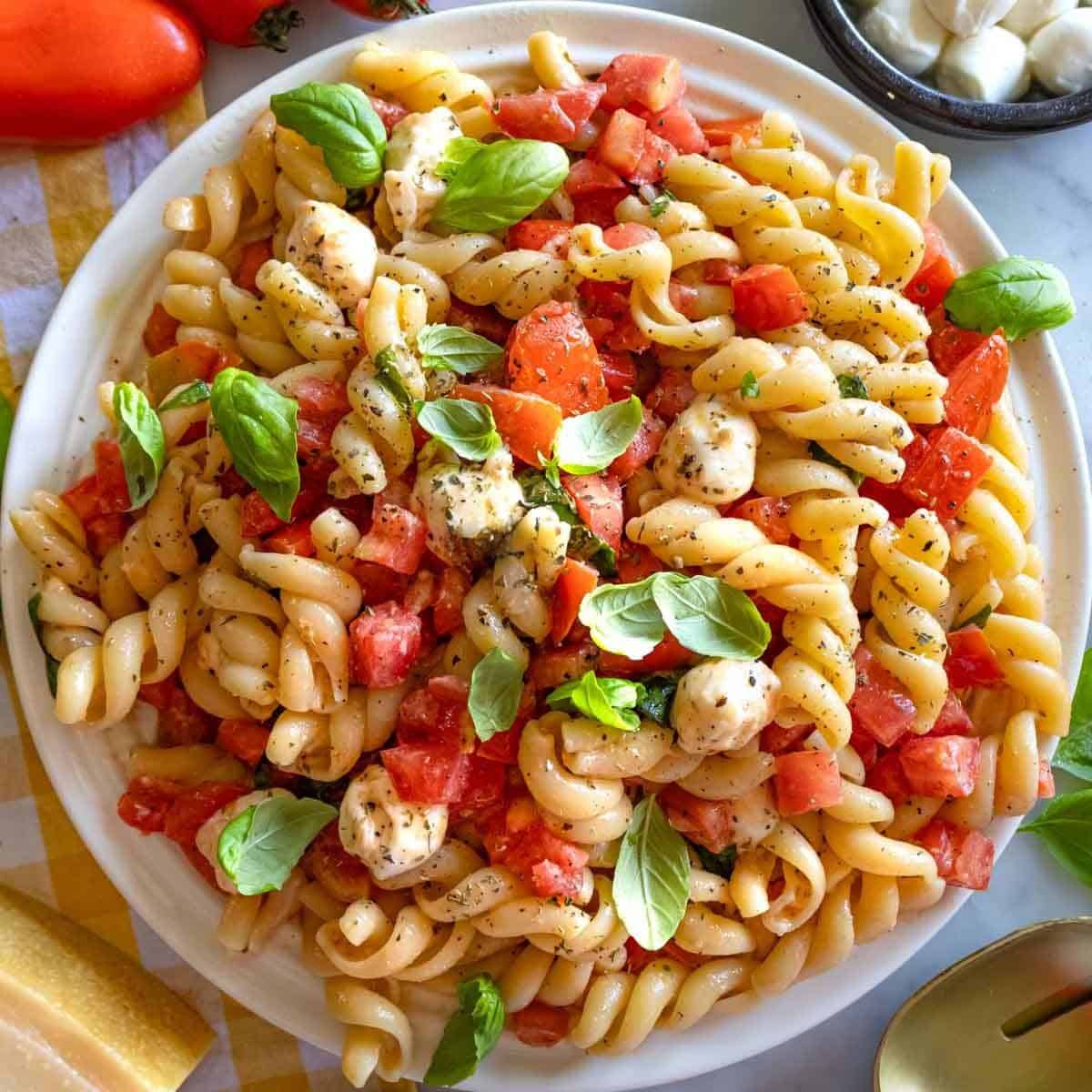 Summer-fresh-tomato-pasta-with-spaghetti-basil-garlic-and-olive-oil-in-ceramic-bowl.
