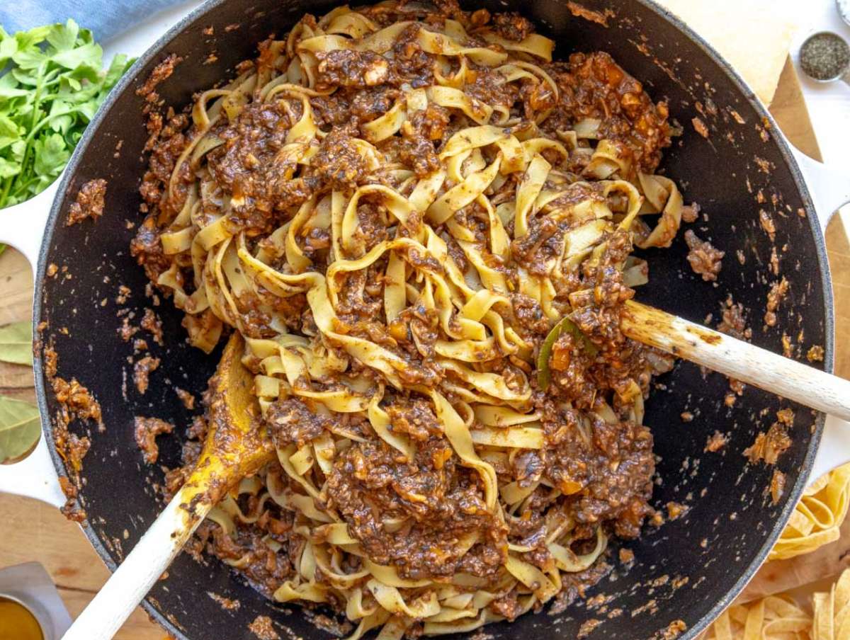 Step 4 Boiled pasta tossed in a pot with mushroom ragu until coated.