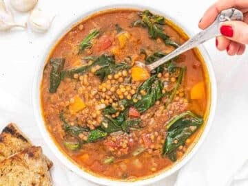 Step 4 Serving spinach lentil soup with lemon juice and crusty bread.
