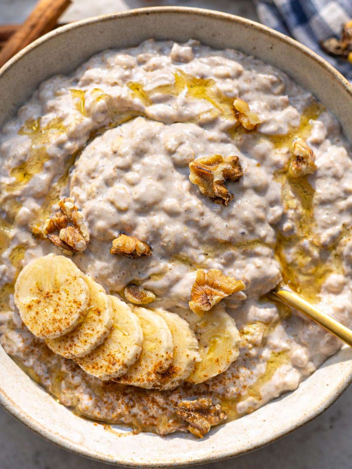Creamy banana overnight oats in a jar with soft oats and natural banana sweetness.