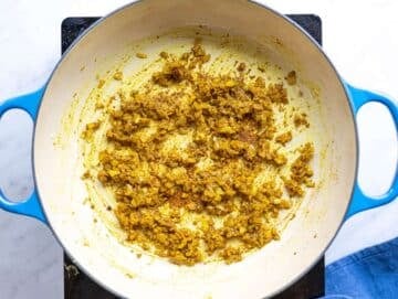 Step 2 Spices blooming with garlic and ginger in the pot, dark and fragrant.
