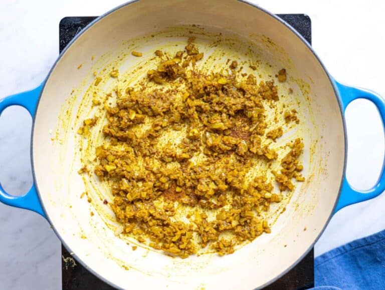 Step 2 Spices blooming with garlic and ginger in the pot, dark and fragrant.