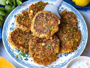 Step 5 Cooked patties served on a plate with parsley sprinkled on top.
