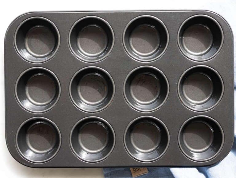 Step 1 Muffin pan brushed with oil.