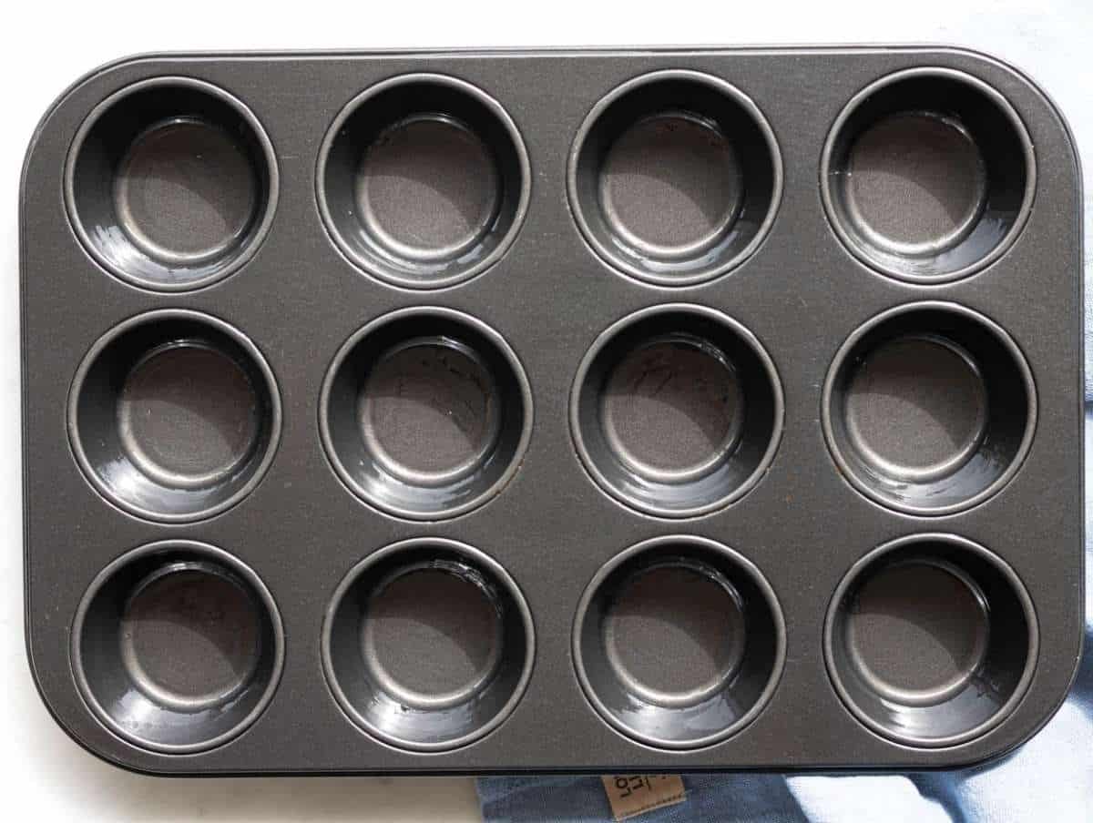 Step 1 Muffin pan brushed with oil.