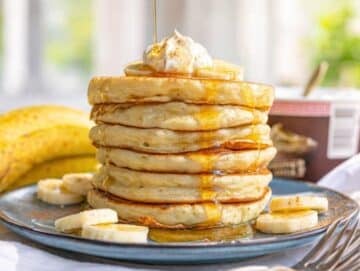 Step 4 Serving Greek yogurt pancakes with maple syrup, cinnamon and a dollop of yogurt.