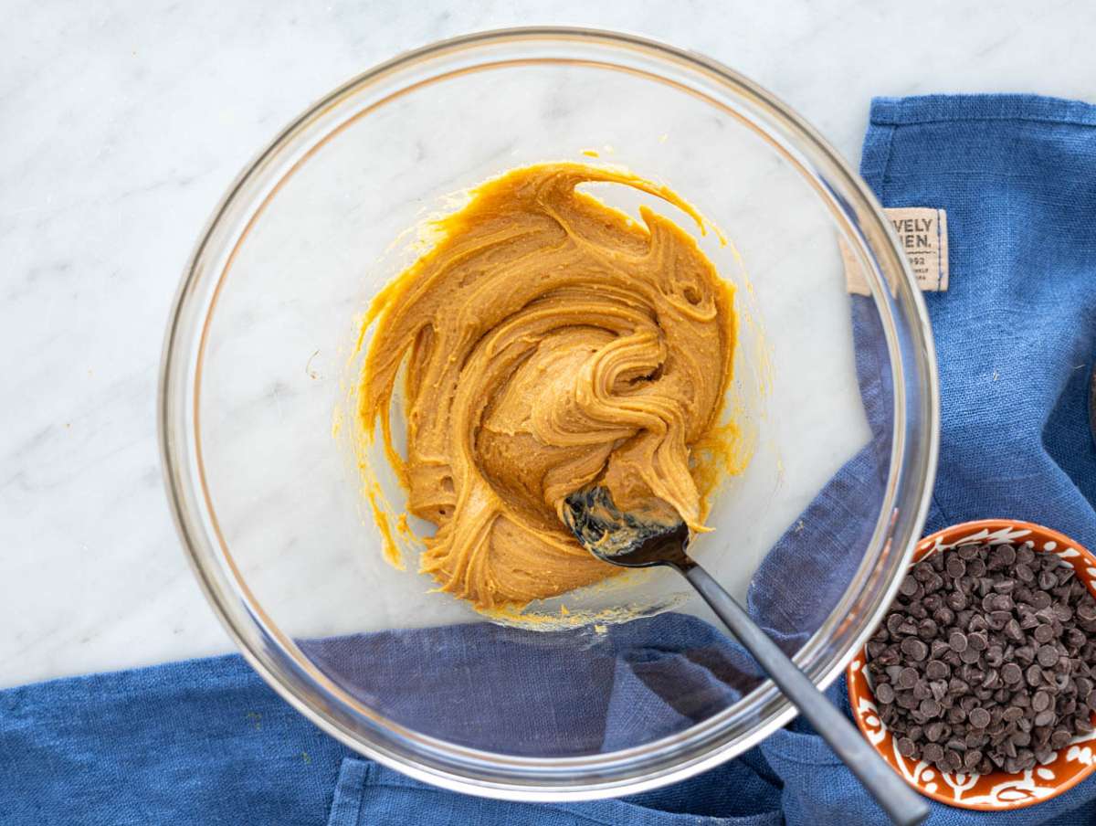 Step 1 Peanut butter, honey, and vanilla stirred together in a mixing bowl.