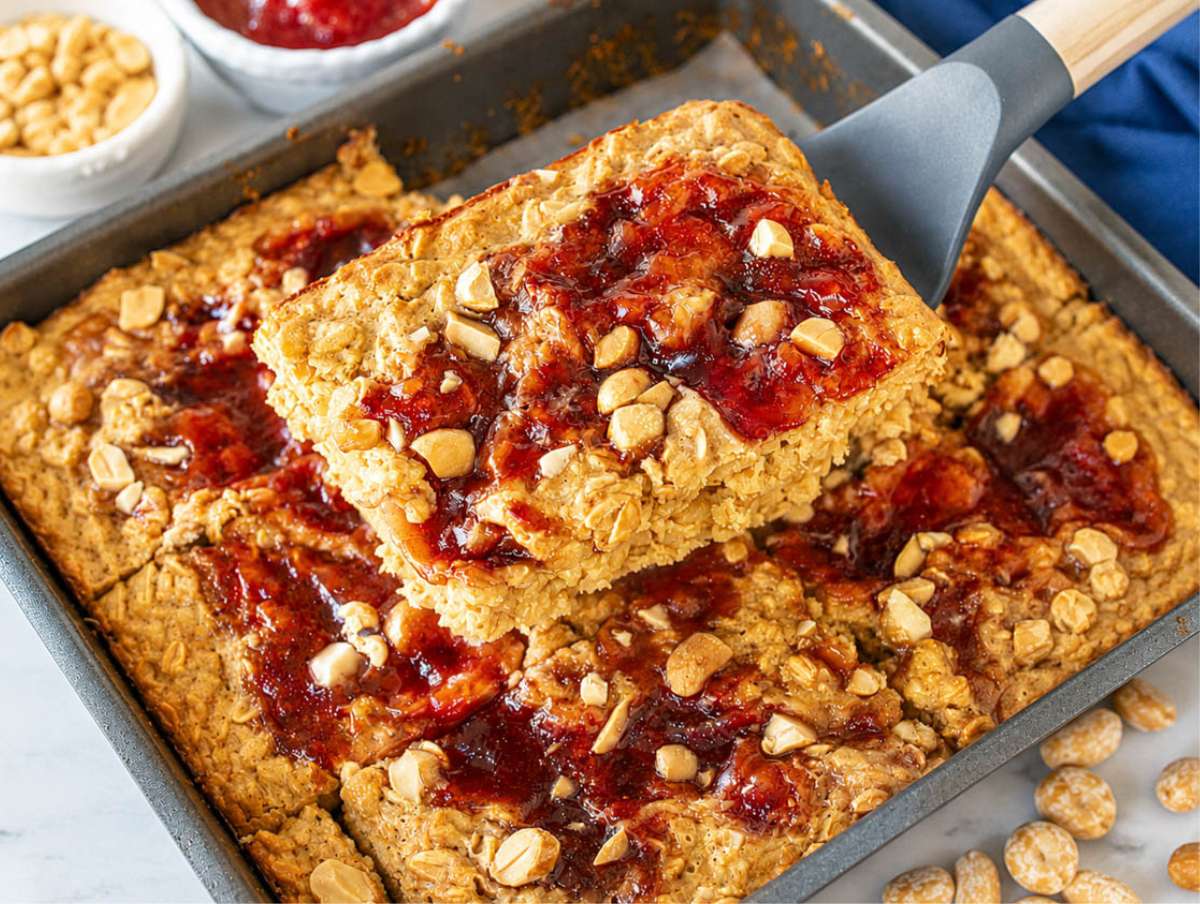 Step 4 Baked oatmeal sliced and served with a spatula.