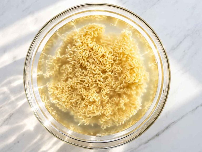 Step 4 Soaking the noodles in hot water.